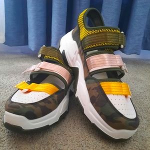 YOKI Gavins Chunky Heel Hook Loop Strap Camo Sandals Women 10